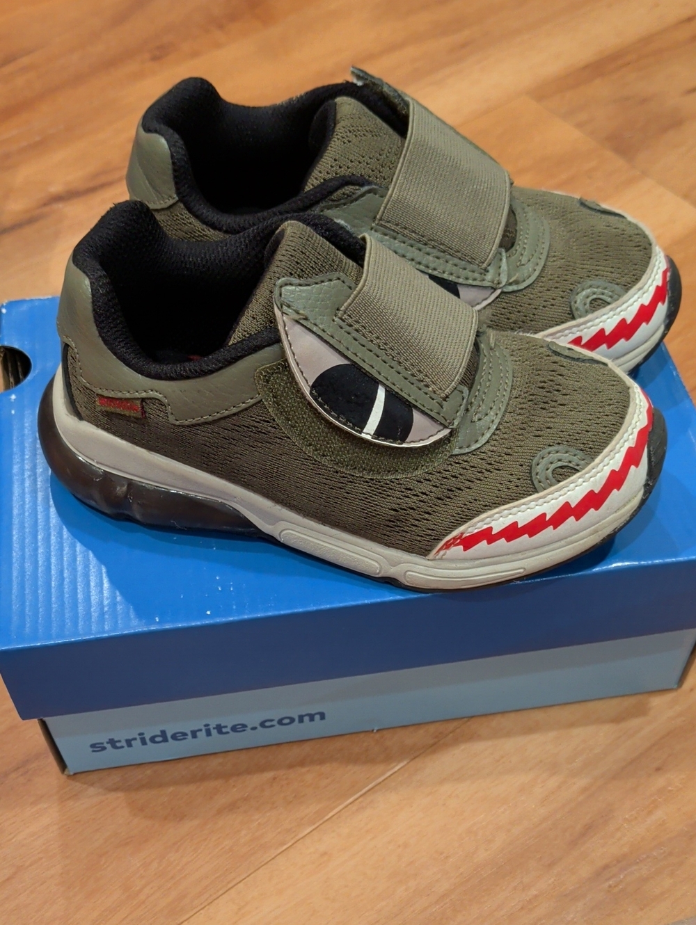 Stride Rite m2p Lighted Monster Shark Washable Light Up Toddler 11W Wide Shoe - Picture 8 of 14